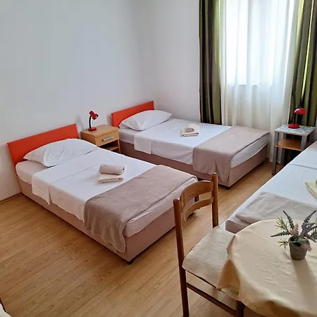 Dzeba Gostinjska kuća *